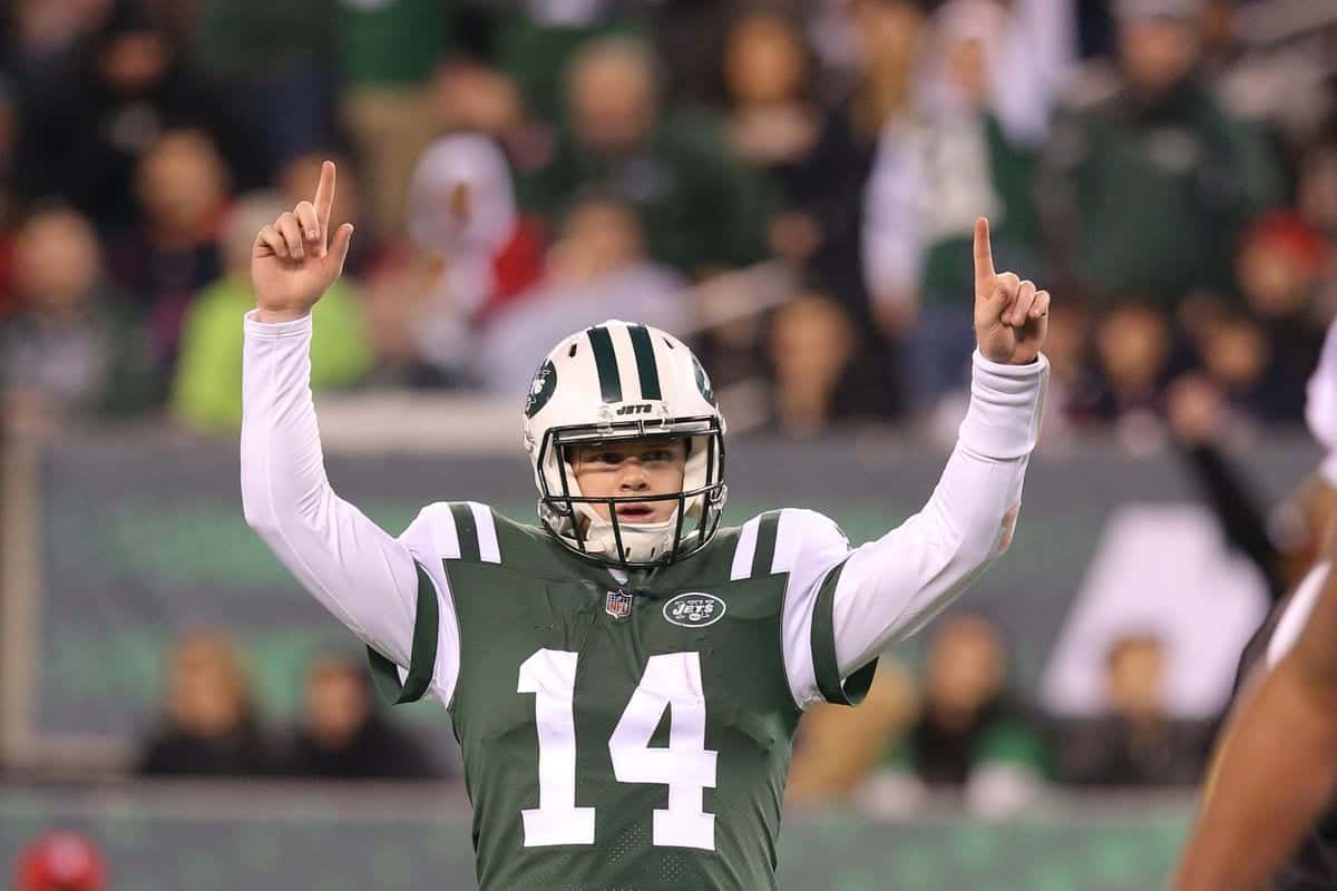 Jets QB JOSH McCOWN completes a pass to Bilal Powell