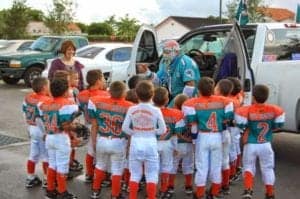 Miami Dolphins Super Fan 'Dolfan Maniac' Inducted Into Inaugural Ford 'Hall  Of Fans' - CBS Miami