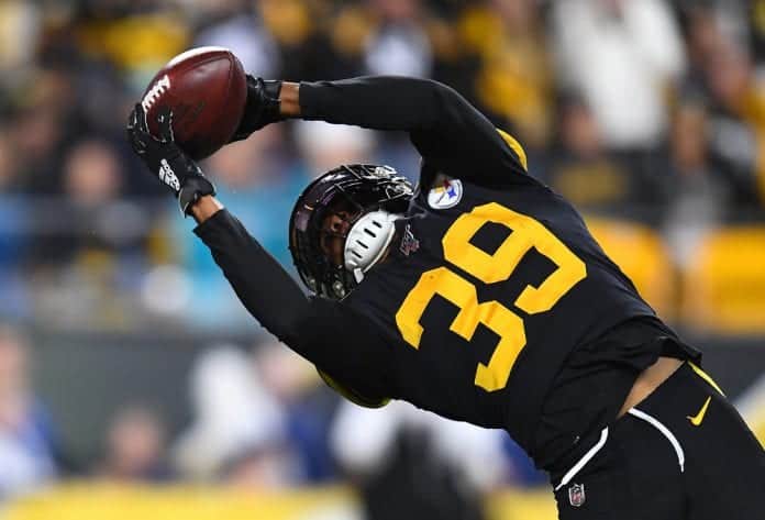 Pittsburgh Steelers safety Minkah Fitzpatrick defends in the News Photo  - Getty Images