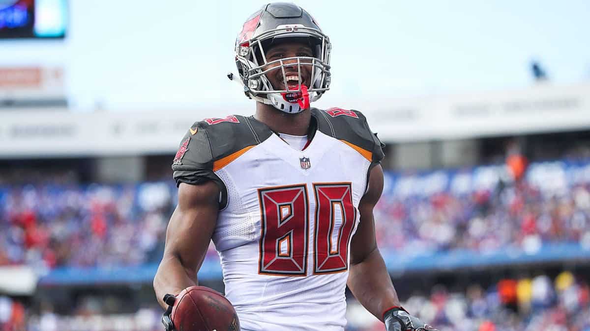 Tampa Bay Buccaneers pick up TE O.J. Howard's 2021 option