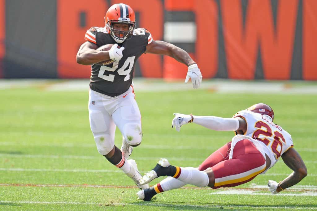 Cleveland Browns running back Kevin Mack (34) carries the football