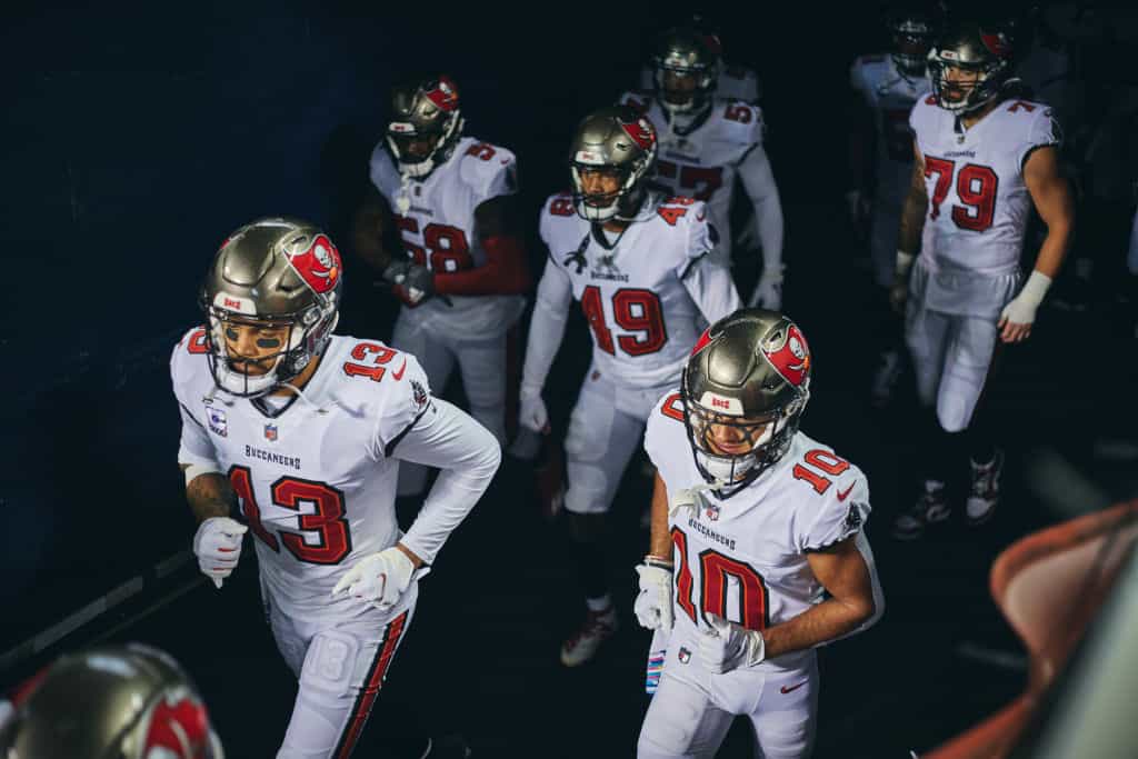 Bucs Mike Evans (13) drops a pass that bounced off his chest at