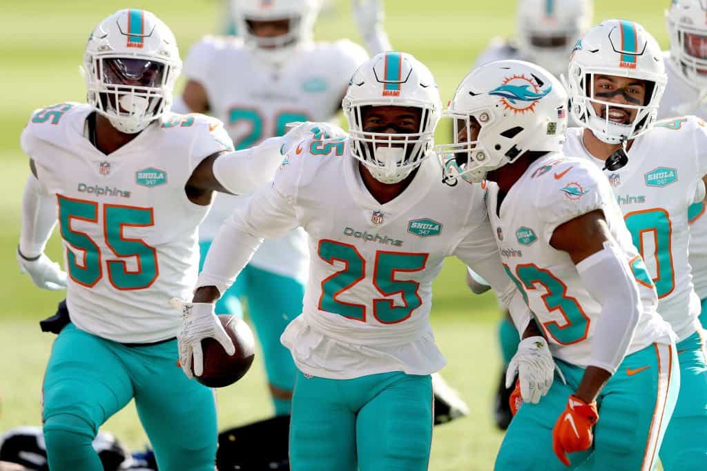 Miami Dolphins middle linebacker Elandon Roberts (52) makes an interception  against the Las Veg …