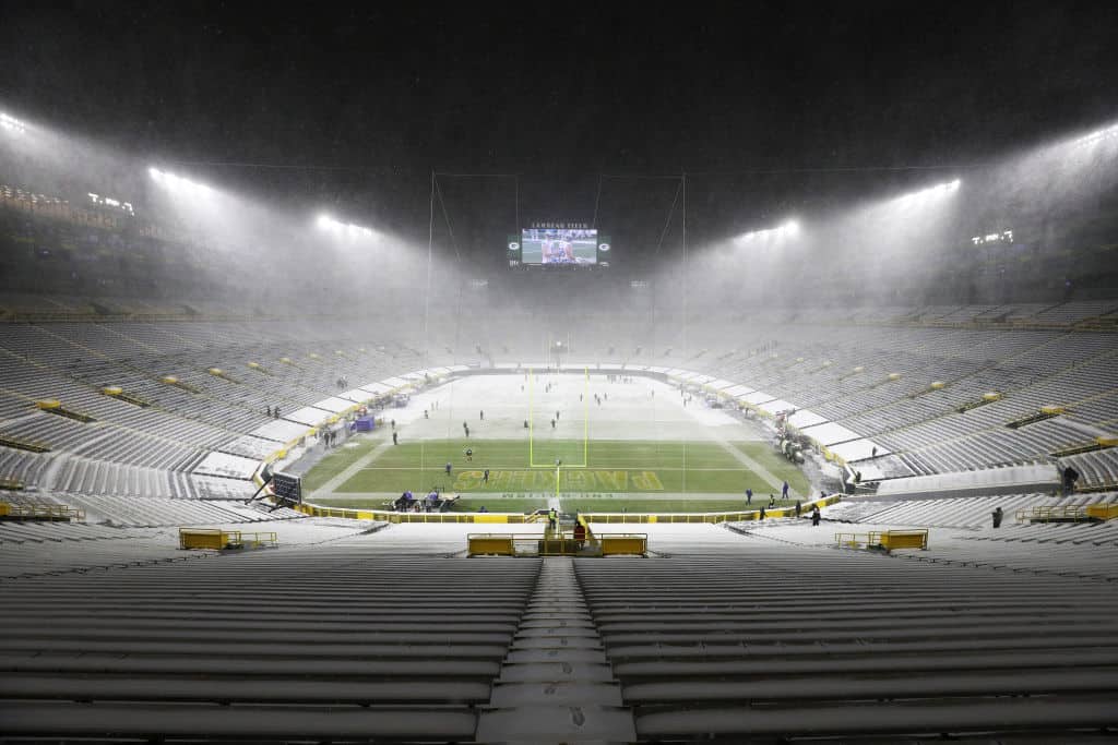 Packers-Seahawks getting snow at Lambeau Field