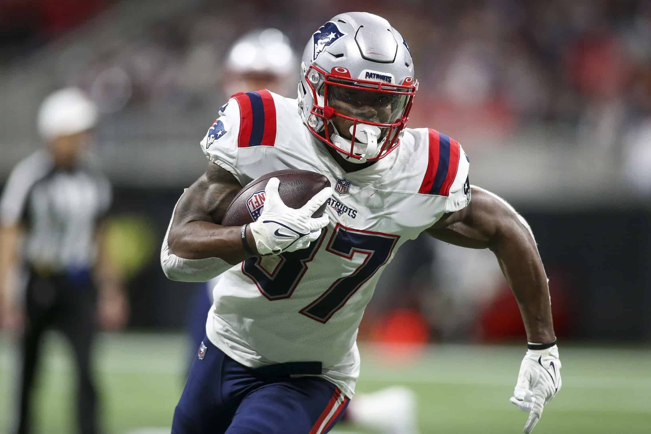 Patriots RB Damien Harris runs for over 100 yards