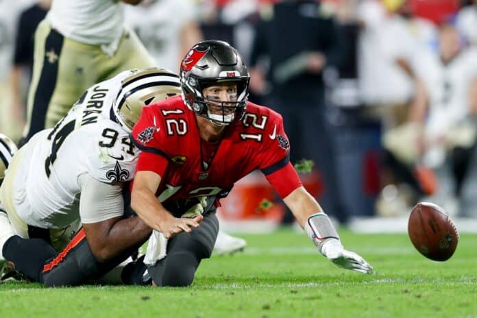 Why did the Tampa Bay Buccaneers struggle offensively vs. the New Orleans Saints?