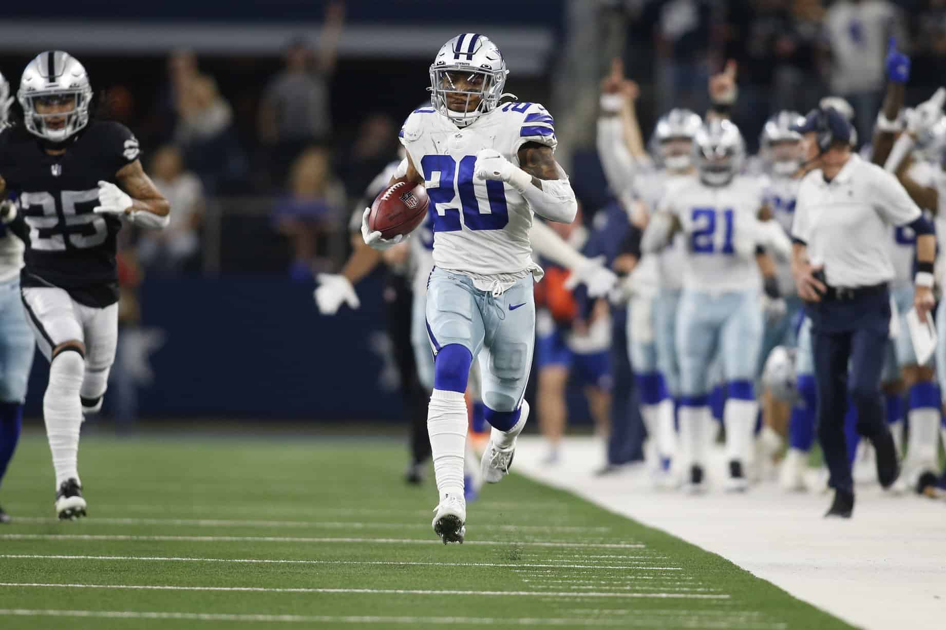 Cowboys RB Ezekiel Elliott sits out practice with knee discomfort