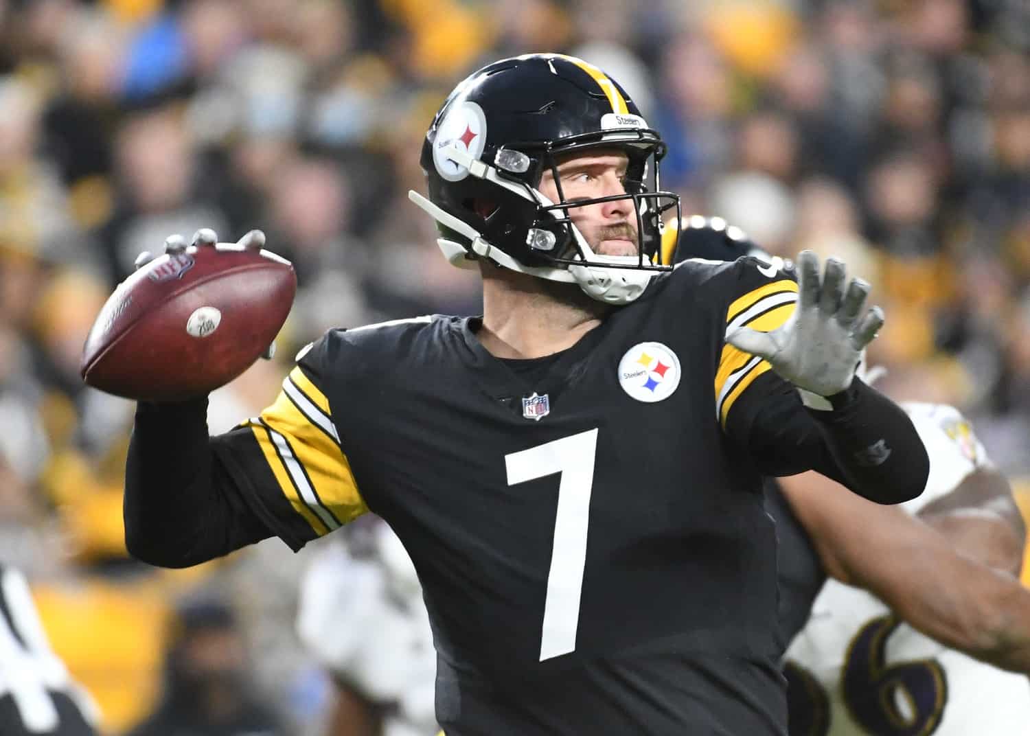 Ben Roethlisberger throws for 5 TDs, Steelers rip Panthers