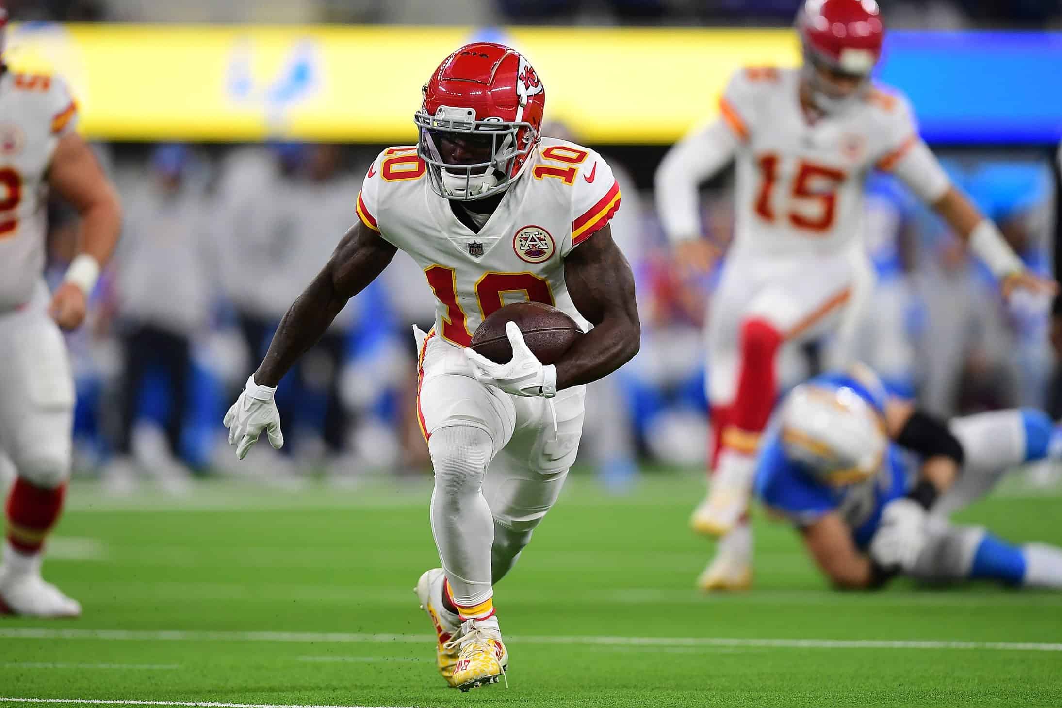 Former Chiefs WRs Tyreek Hill, Byron Pringle compare exits