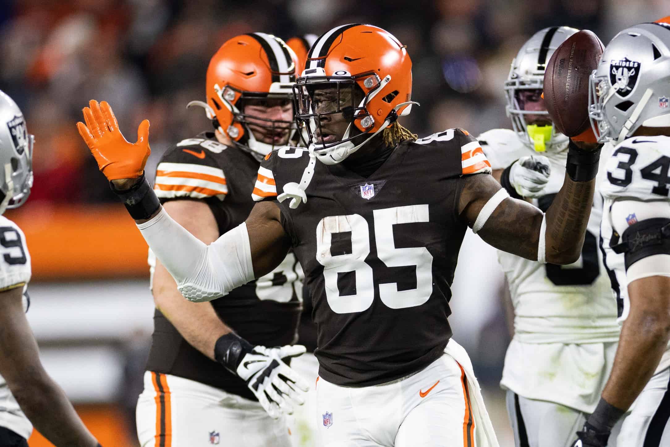 David Njoku Free Agency Profile: Cleveland Browns bring back TE on  franchise tag