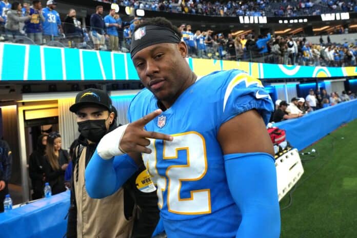 Sources: Chargers' Uchenna Nwosu has a strong market, but staying in LA is a viable scenario