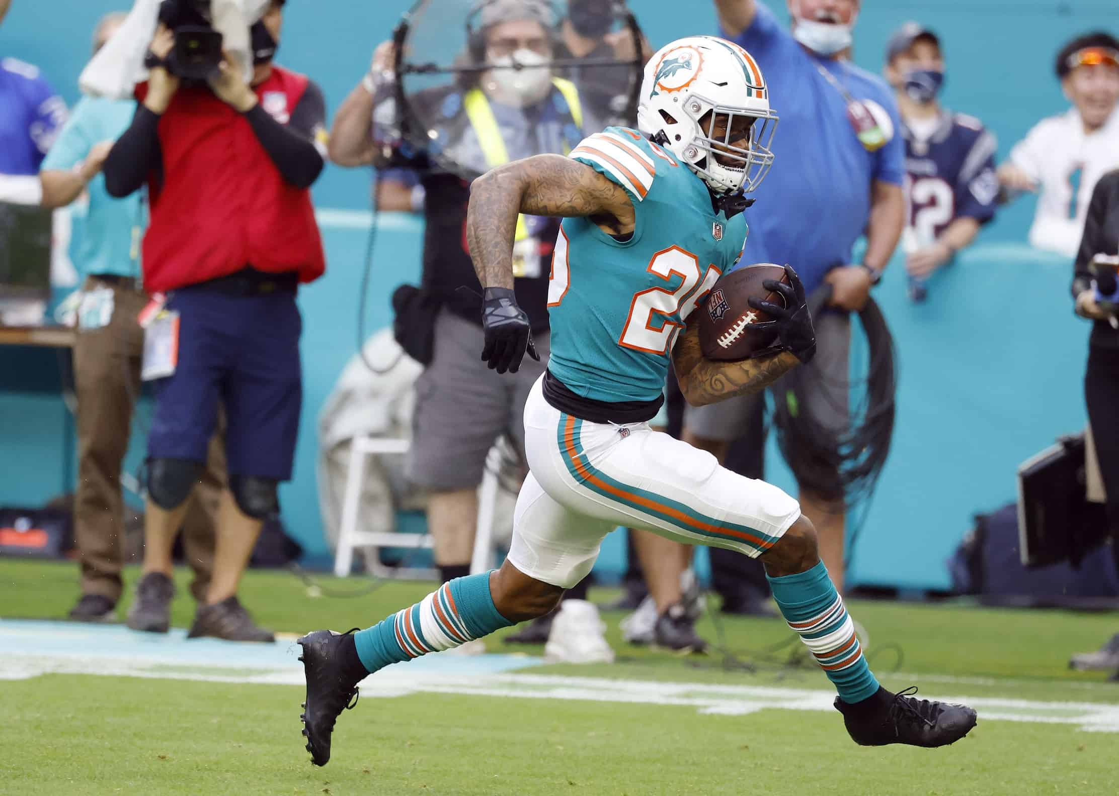 Dolphins Sign Xavien Howard To Extension