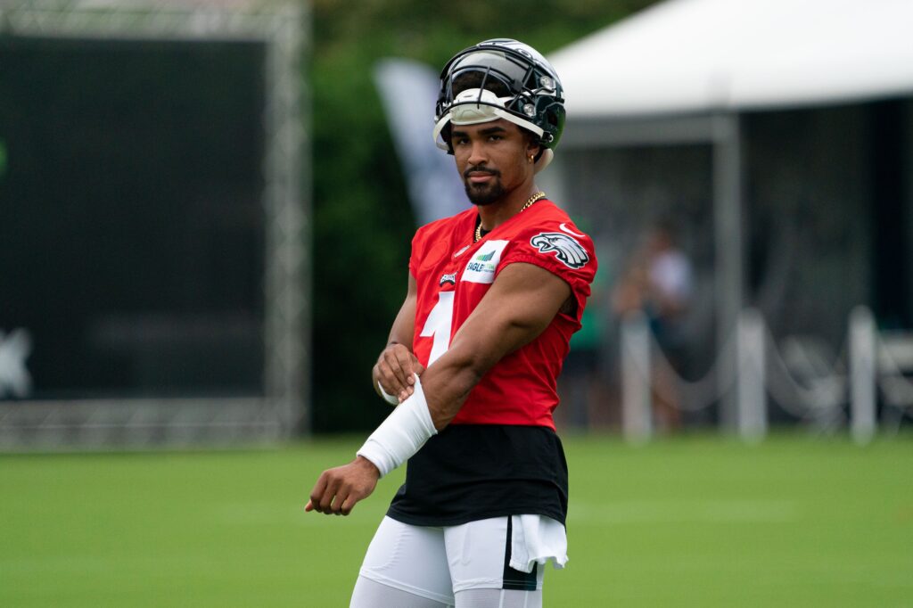 jalen hurts throws interception traning camp｜TikTok Search