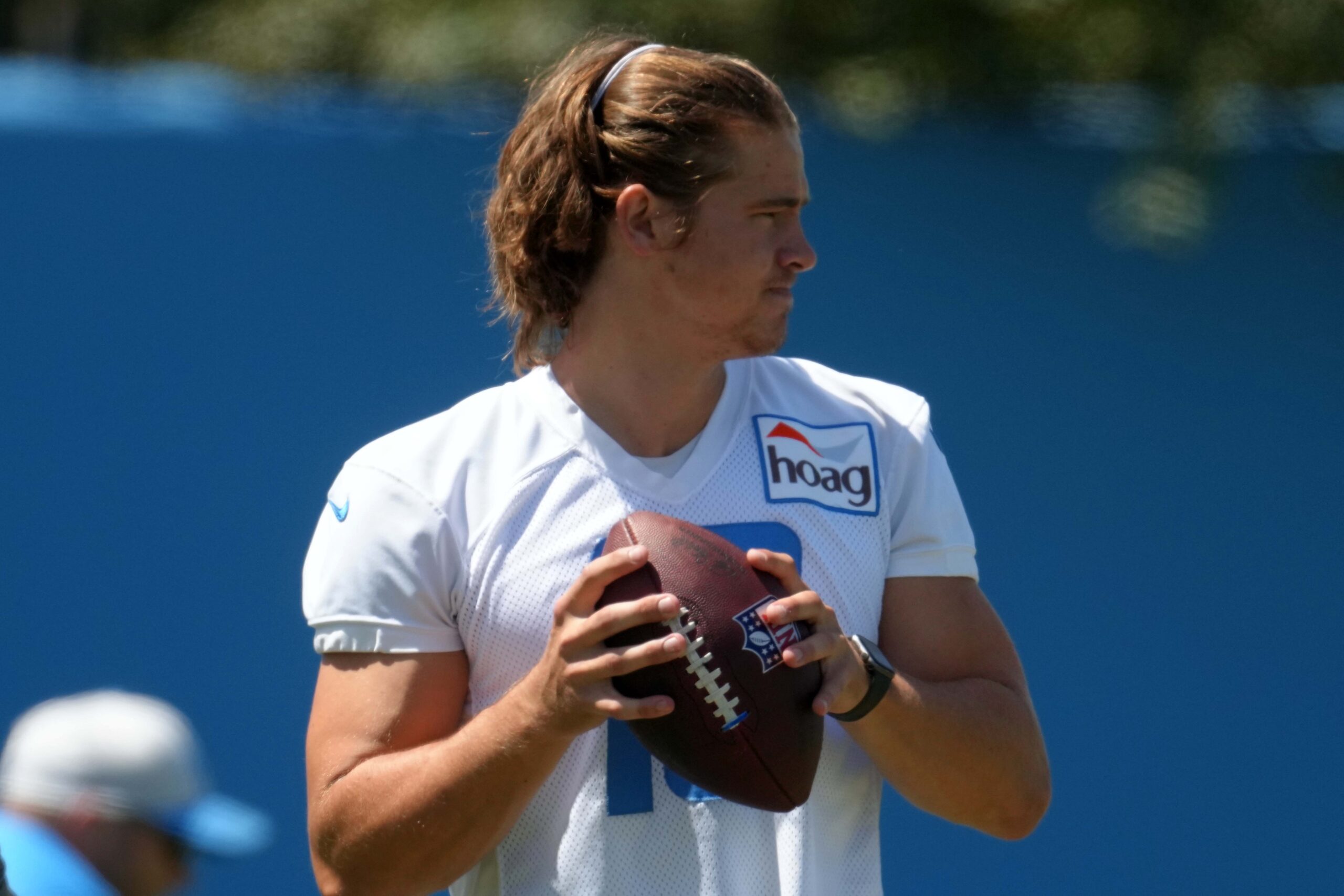 Justin Herbert gets hands dirty with fans at Chargers camp - Los