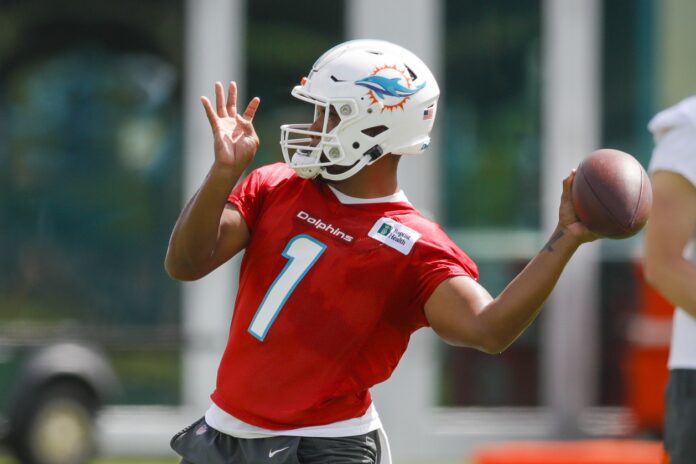 Awkward? How Tom Brady, Tua Tagovailoa interacted in first Dolphins-Buccaneers joint practice