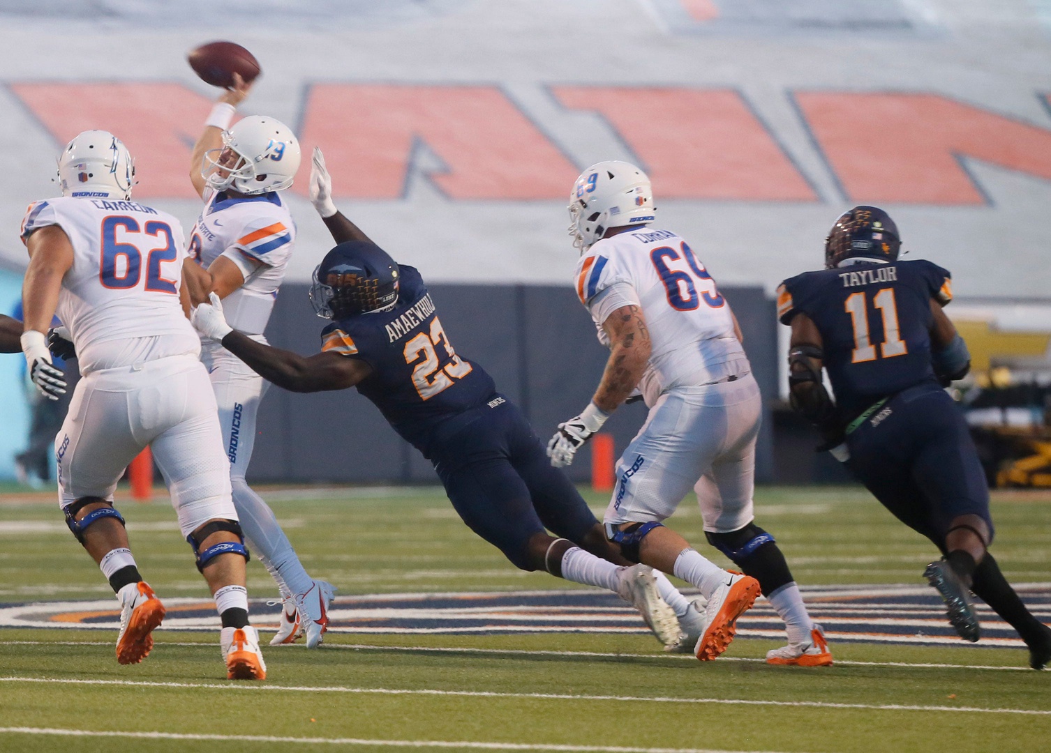 BOISE, ID - SEPTEMBER 30: Boise State Broncos quarterback Taylen