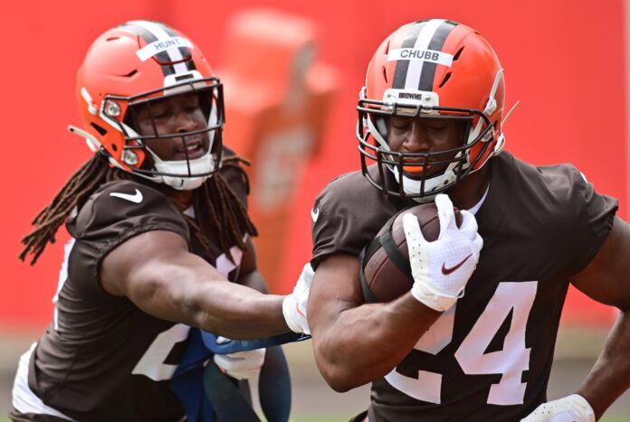 Browns' Kareem Hunt dons Nick Chubb shirt in return to Cleveland