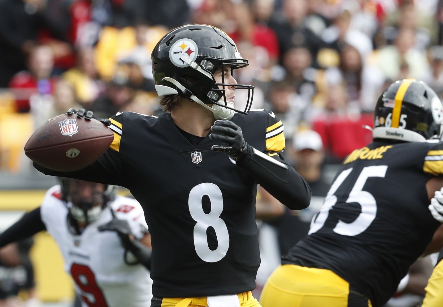 Steelers QB Kenny Pickett leaves loss against Texans after