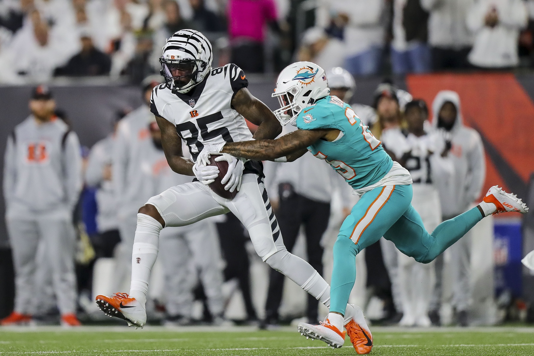 Dolphins captains, Tyreek Hill remove locker room ping pong tables