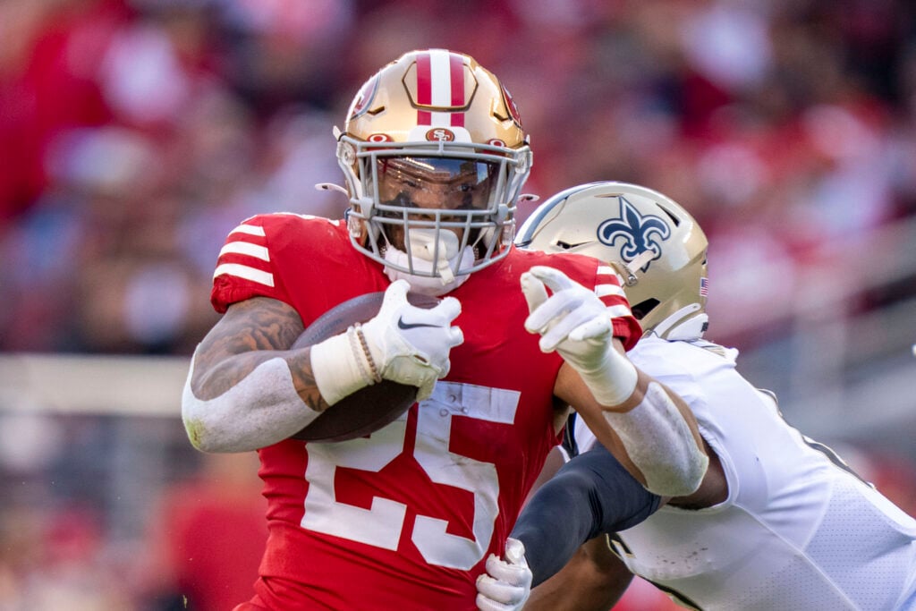 49ers RB Elijah Mitchell sustains knee injury against Bears