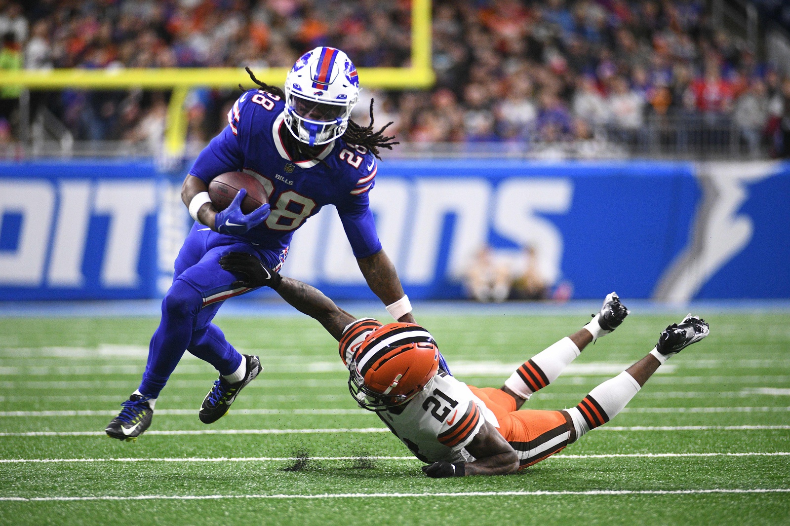 Buffalo Bills running back James Cook (28) runs the ball against the New  York Jets in