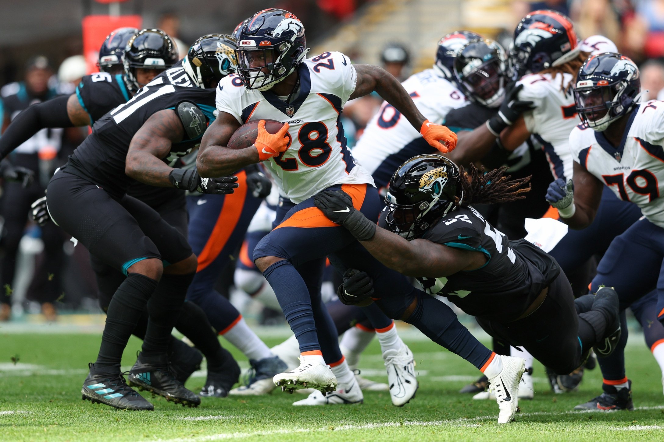 Denver Broncos running back Latavius Murray (28)plays against the