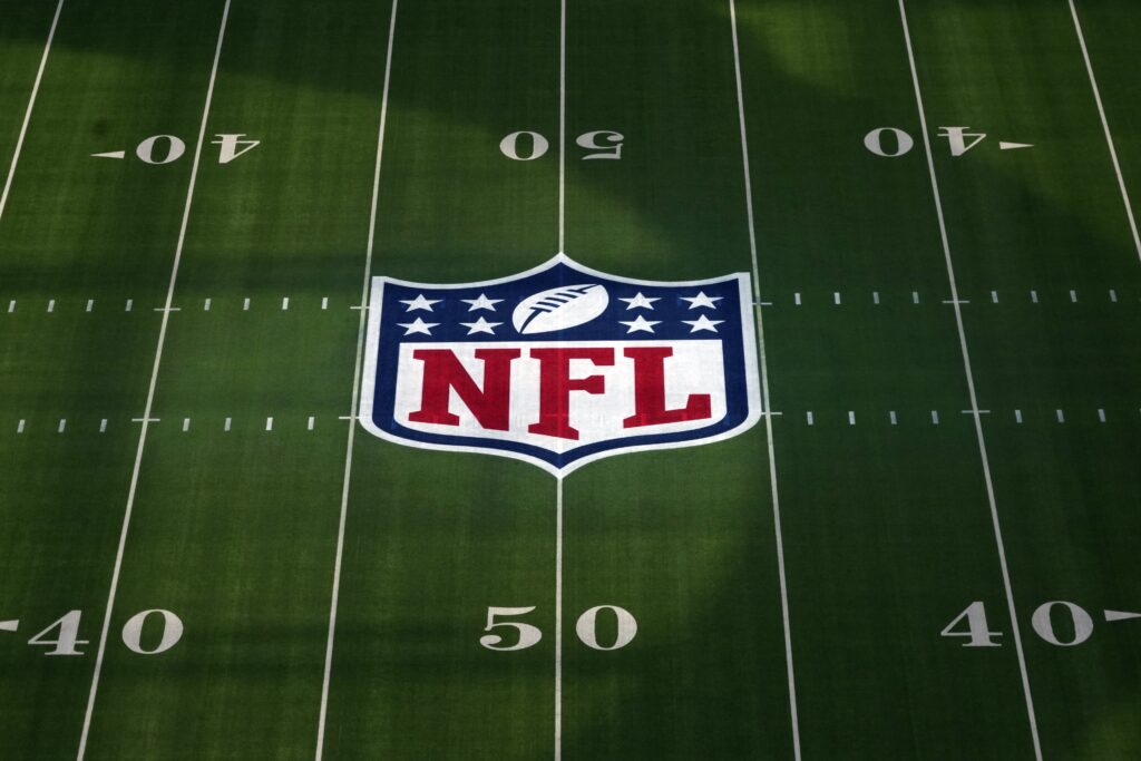 What NFL stadiums have real grass and which ones have artificial