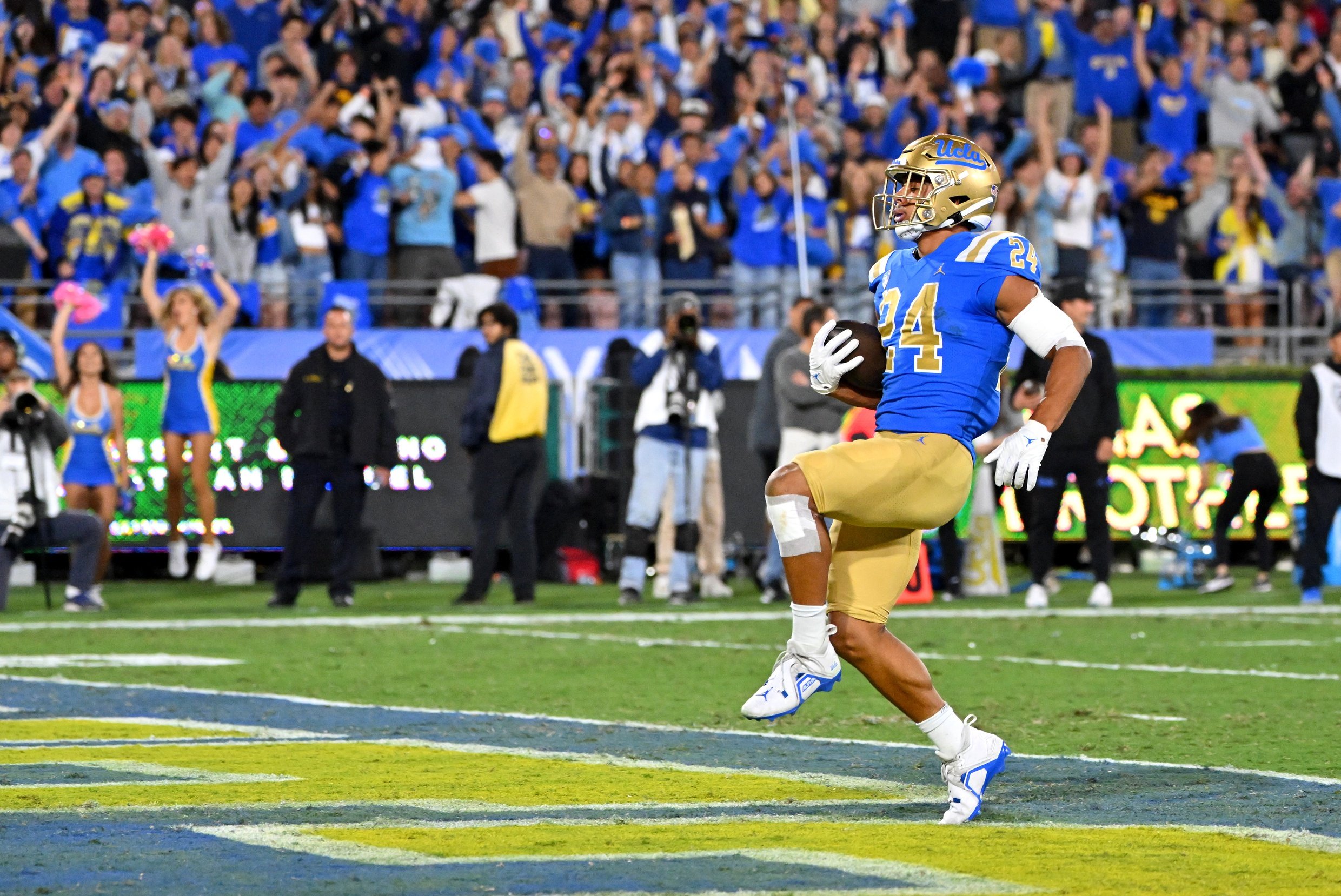 Cowboys hosted UCLA RB Zach Charbonnet ahead of NFL Draft