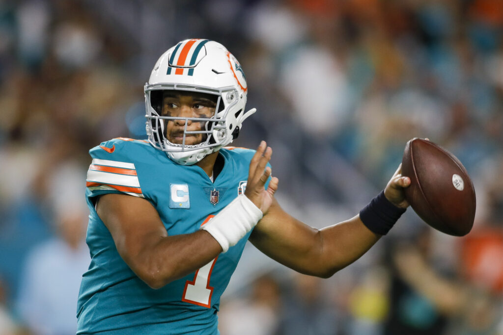 Tua Tagovailoa makes 2022 debut, Raiders edge Dolphins 