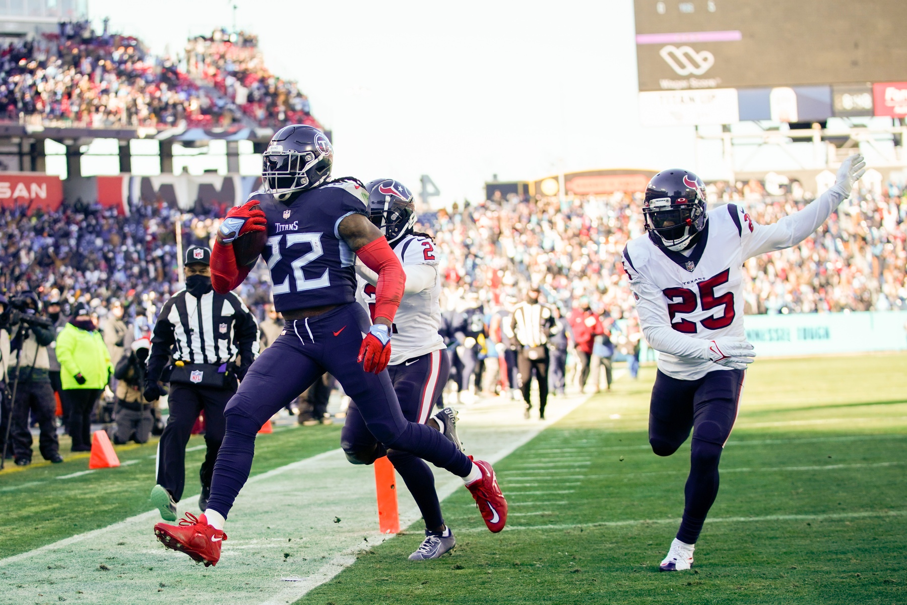 Is Derrick Henry playing tonight against Dallas Cowboys? TNF update for  Cowboys-Titans Week 17