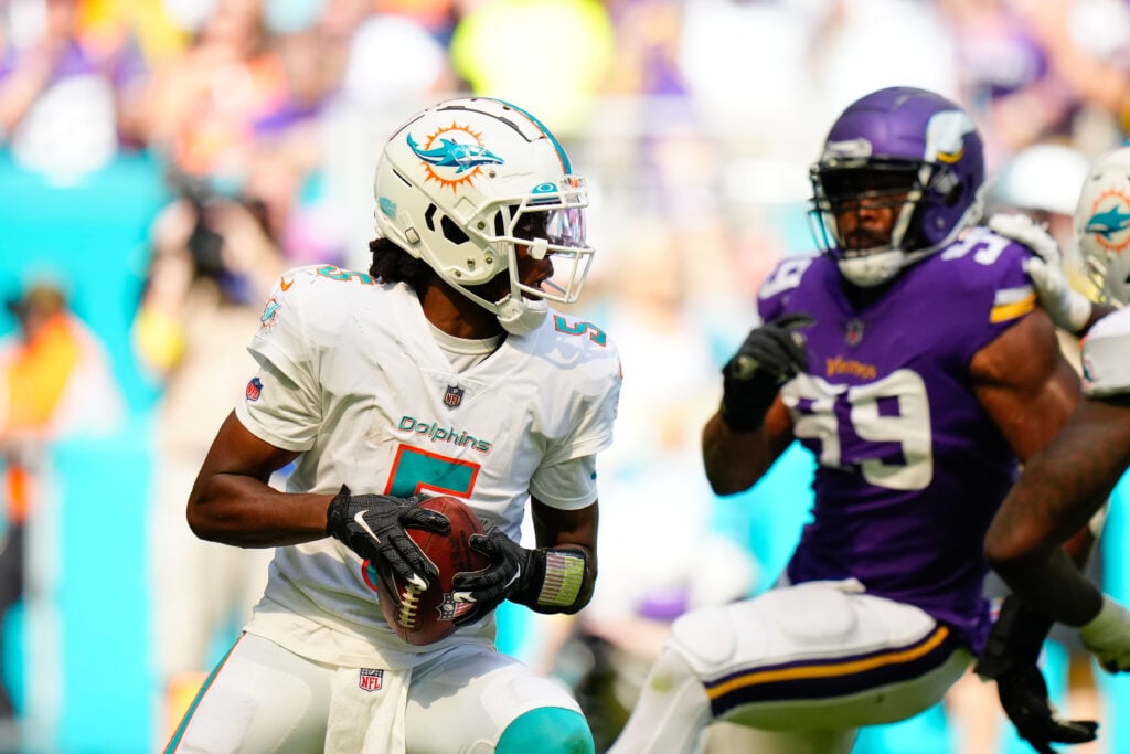 Miami Dolphins play Tennessee Titans in NFL Week 17