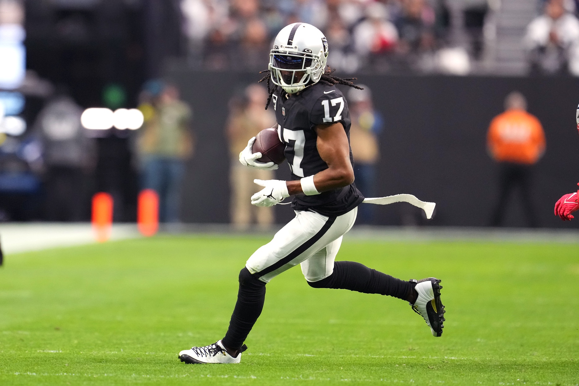 Touching moment Raiders running back Josh Jacobs surprises his dad