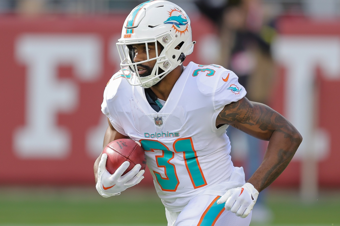 Jeff Wilson Jr. or Raheem Mostert: Which Dolphins Running Back Should You  Trust?