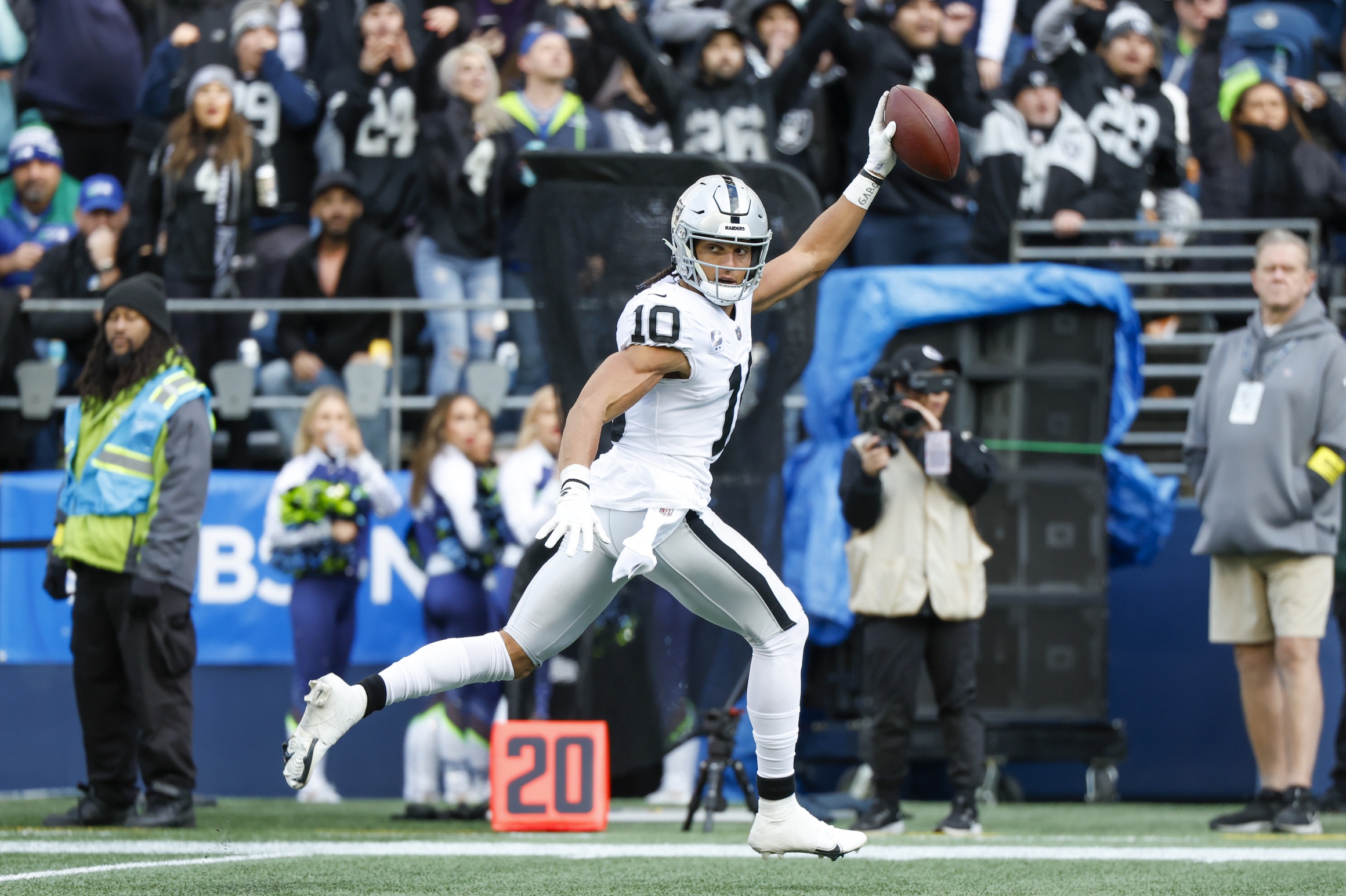 Watch: Raiders arrive for Week 14 vs. Rams