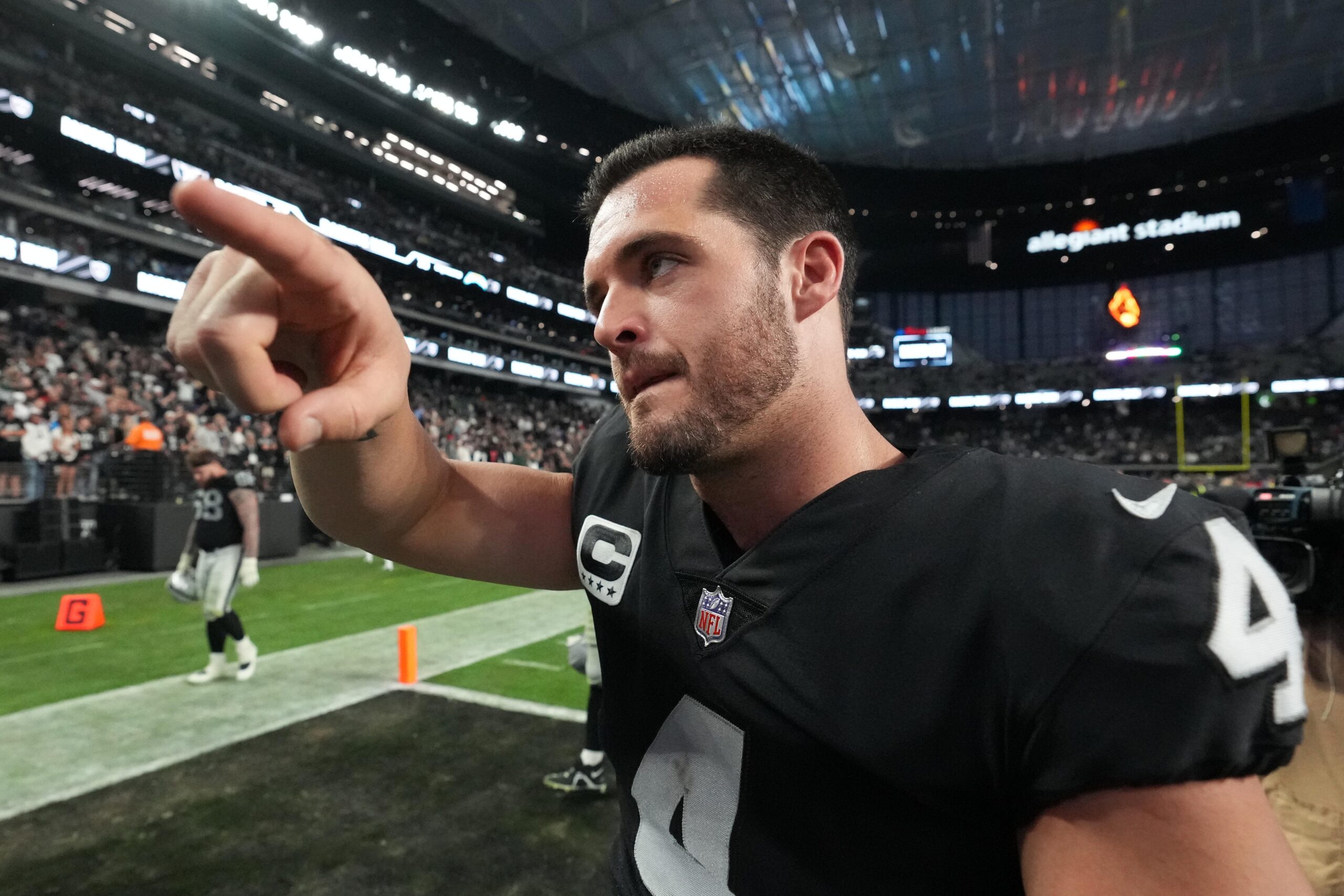 Raiders QB Derek Carr doesn't take many chances in Week 5