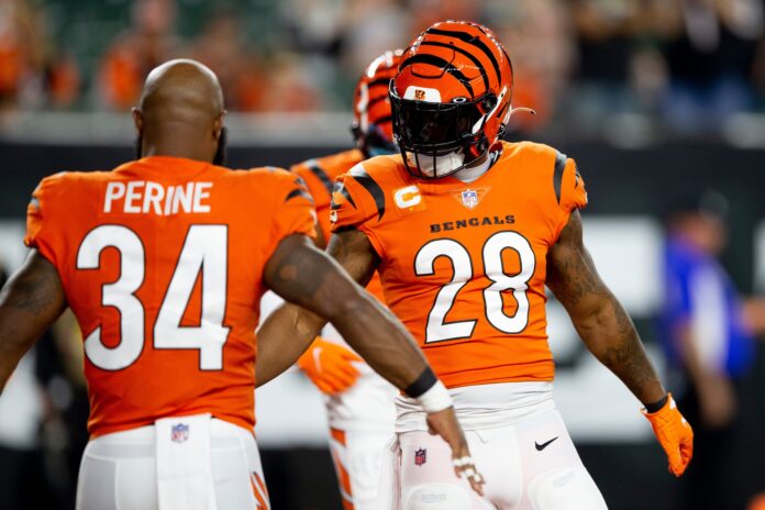 Cincinnati Bengals running back Samaje Perine (34) carries the ball during  an NFL football game against the Kansas City Chiefs, Sunday, Dec. 4, 2022,  in Cincinnati. (AP Photo/Emilee Chinn Stock Photo - Alamy