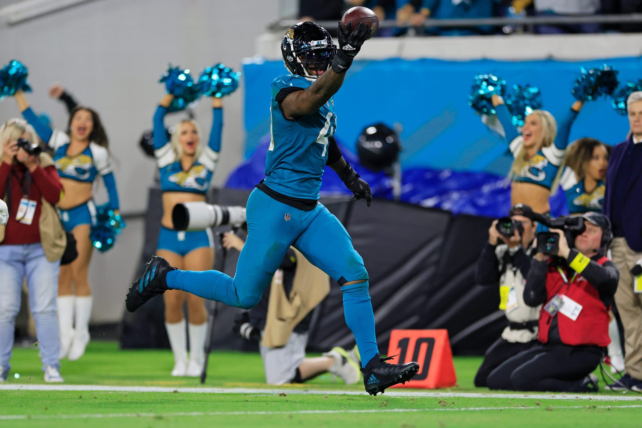 NFL: Jags return fumble for late TD to beat Titans for AFC South title