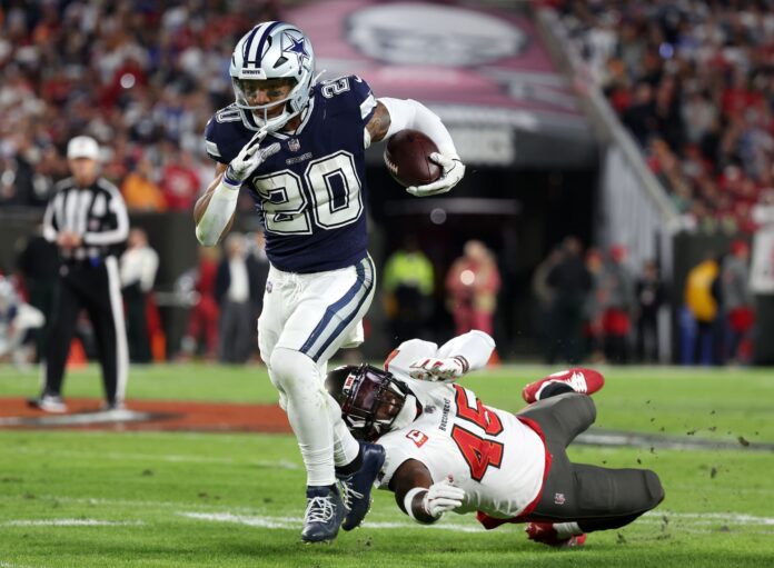 Cowboys RB Tony Pollard carries the ball in the Wild Card contest against the Buccaneers.