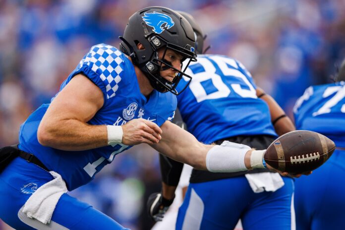 Cincinnati Bengals Pete Johnson in action after handoff from QB