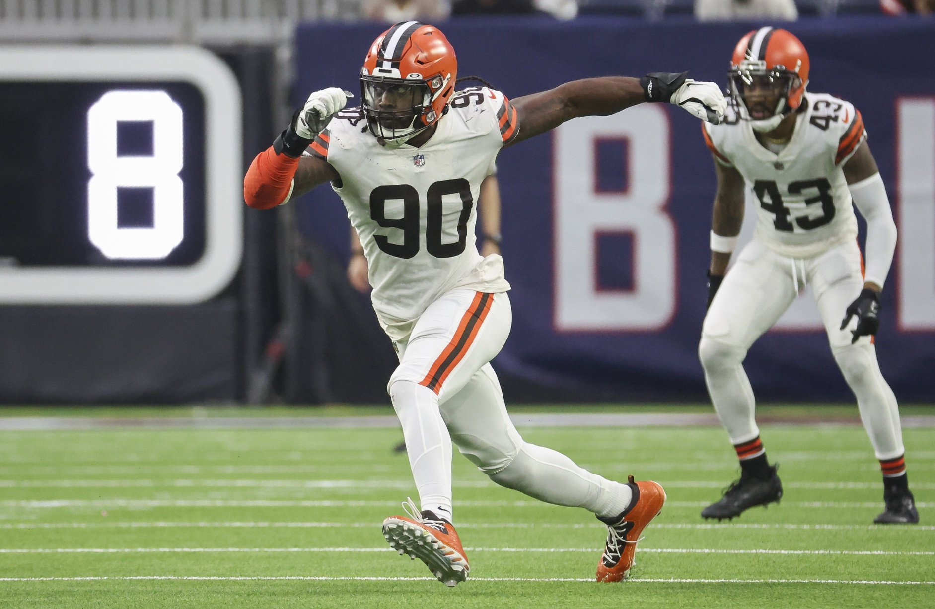 Browns defensive end Jadeveon Clowney out Thursday night against Steelers 