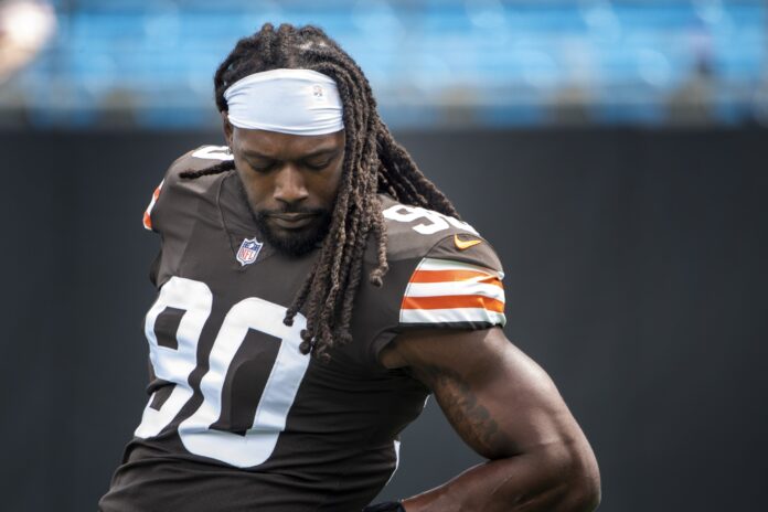 Cleveland Browns DE Jadeveon Clowney (90) warms up before a game.