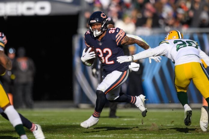 Chicago Bears running back David Montgomery (32) runs against the