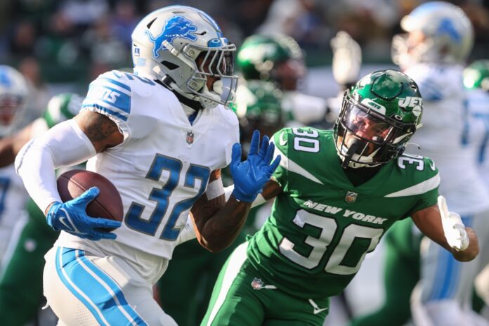 Detroit Lions RB D'Andre Swift (32) runs the ball against the Jets.