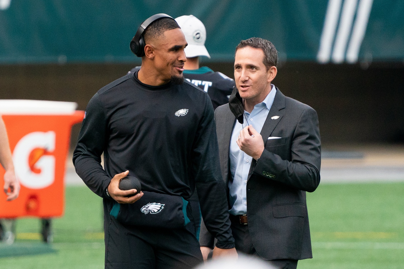 Philadelphia Eagles quarterback Jalen Hurts (L) talks with general manager Howie Roseman (R).