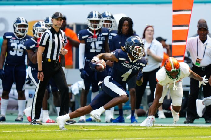 Dallas Daniels runs the ball against the Florida A&M Rattlers during the first quarter.