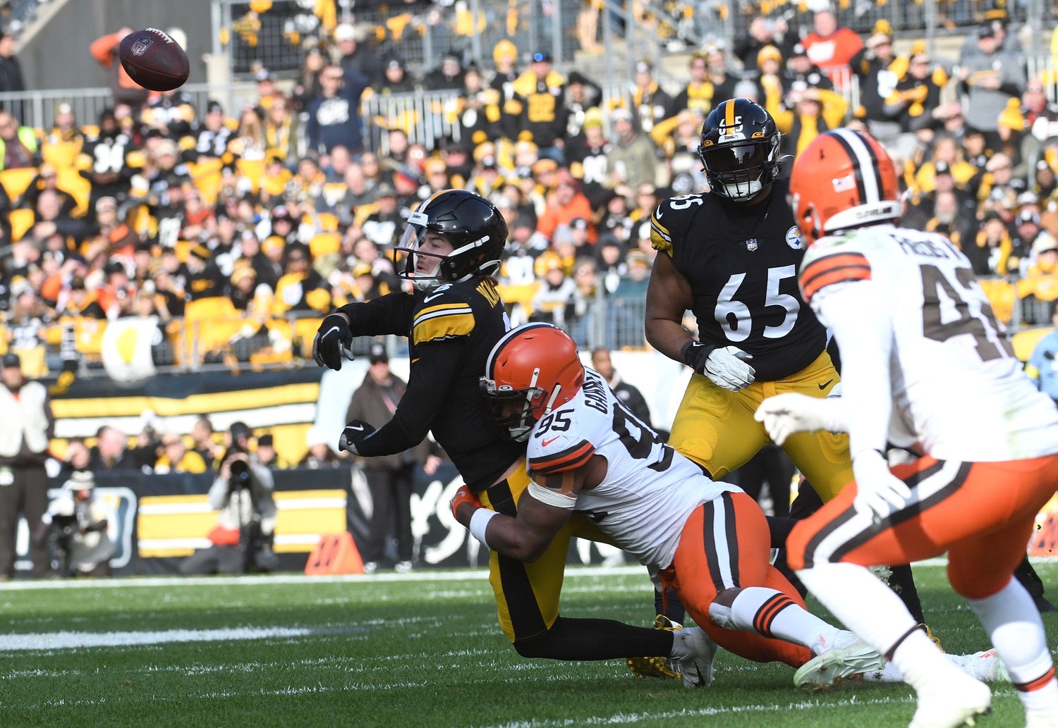 Nick Chubb, Amari Cooper, Cleveland Browns shock Pittsburgh