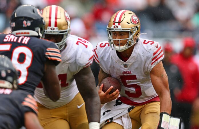 San Francisco 49ers QB Trey Lance (5) waits for the block before running against the Chicago Bears.