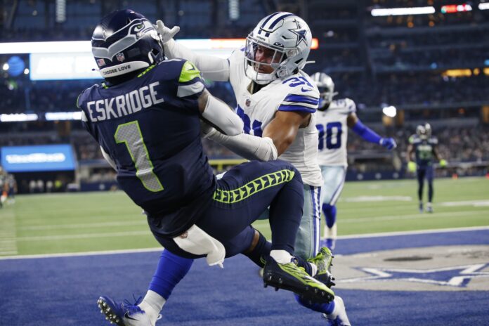 Seattle Seahawks WR Dee Eskridge (1) attempts to catch a touchdown against the Dallas Cowboys.