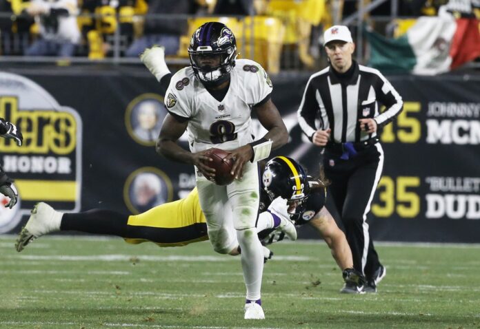 Baltimore Ravens QB Lamar Jackson (8) takes off running against the Pittsburgh Steelers.