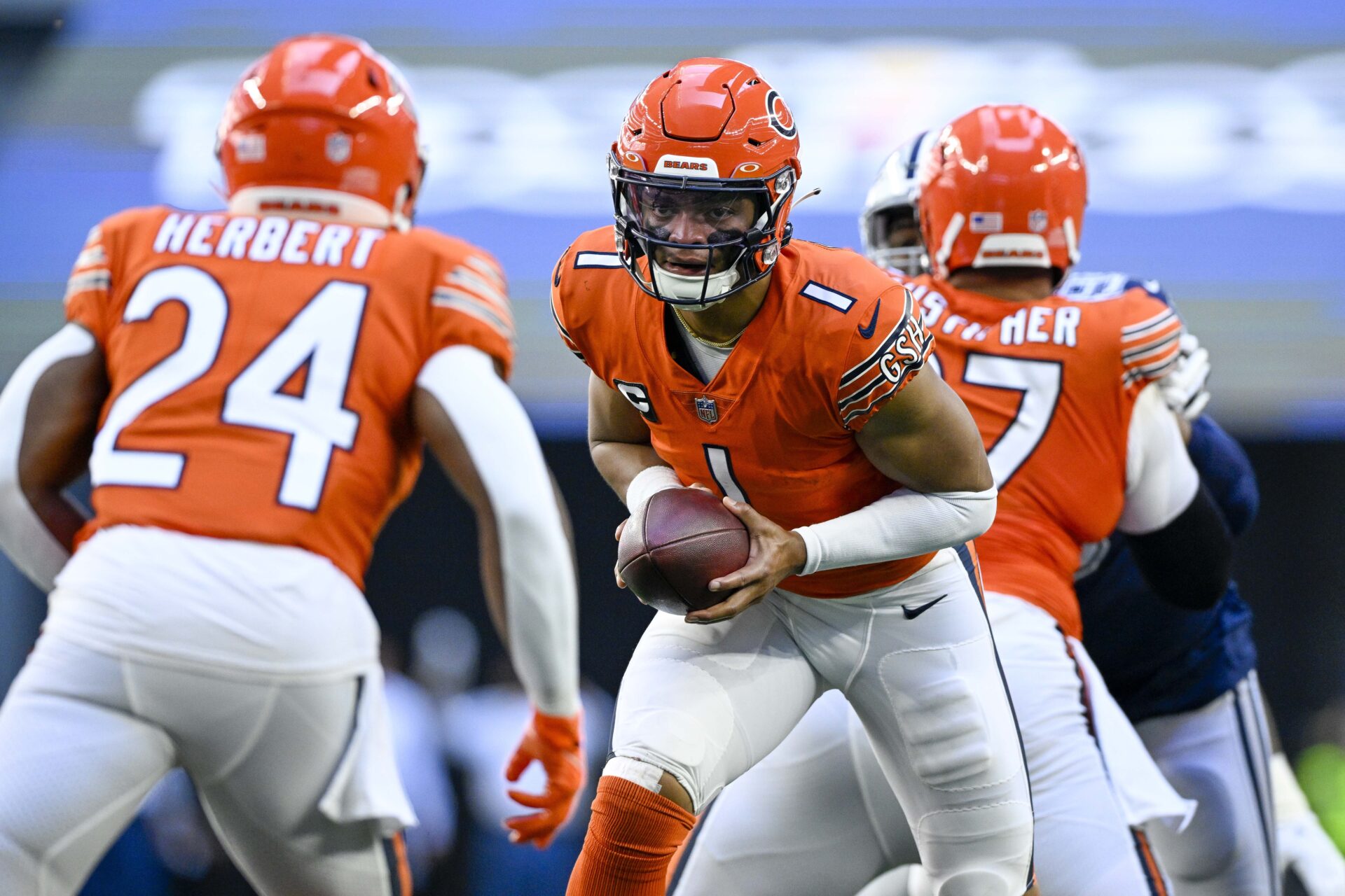 Chicago Bears QB Justin Fields (1) gets set to hand the ball off to RB Khalil Herbert (24).